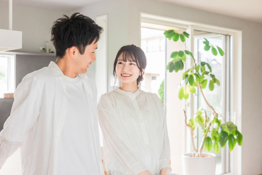 相談する新婚夫婦と観葉植物