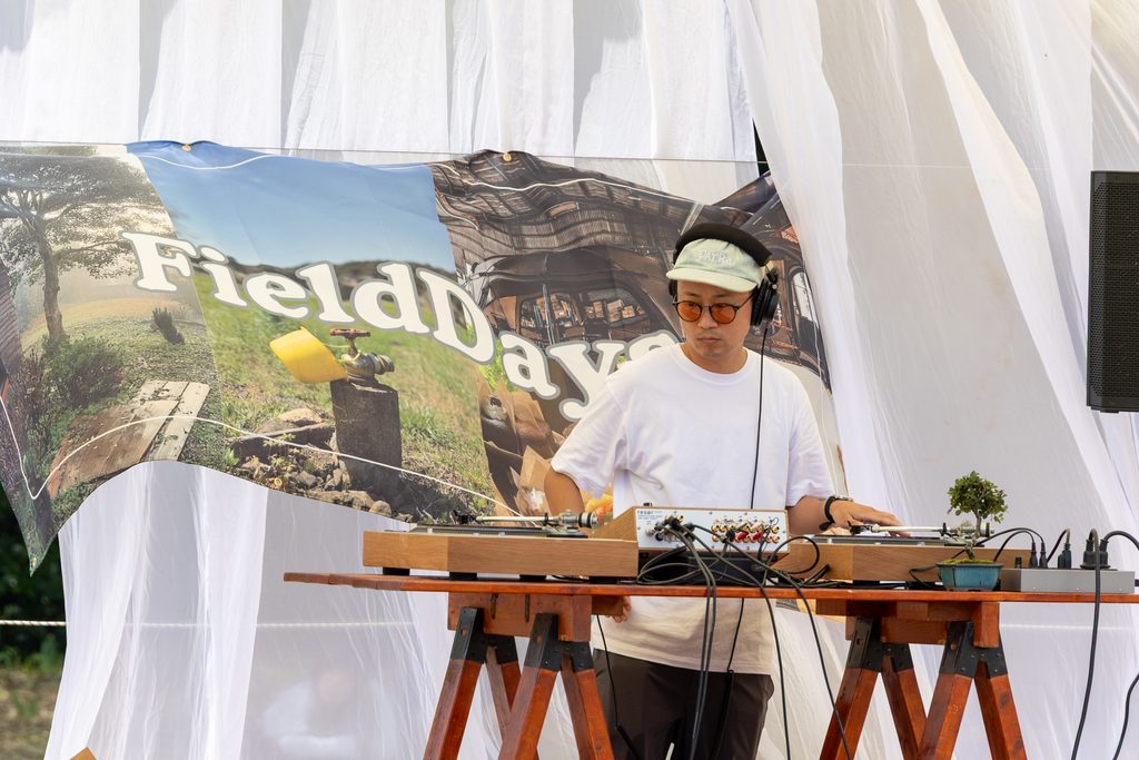 音楽が流れる穏やかな会場の様子