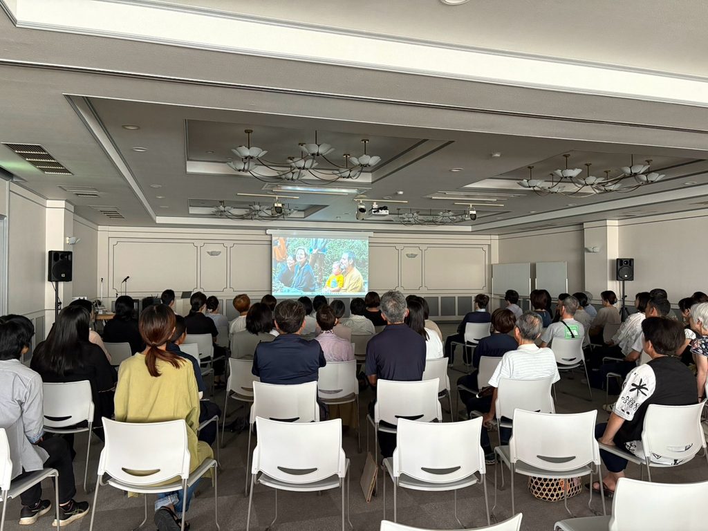 スクリーンに映画が映し出された上映中の会場