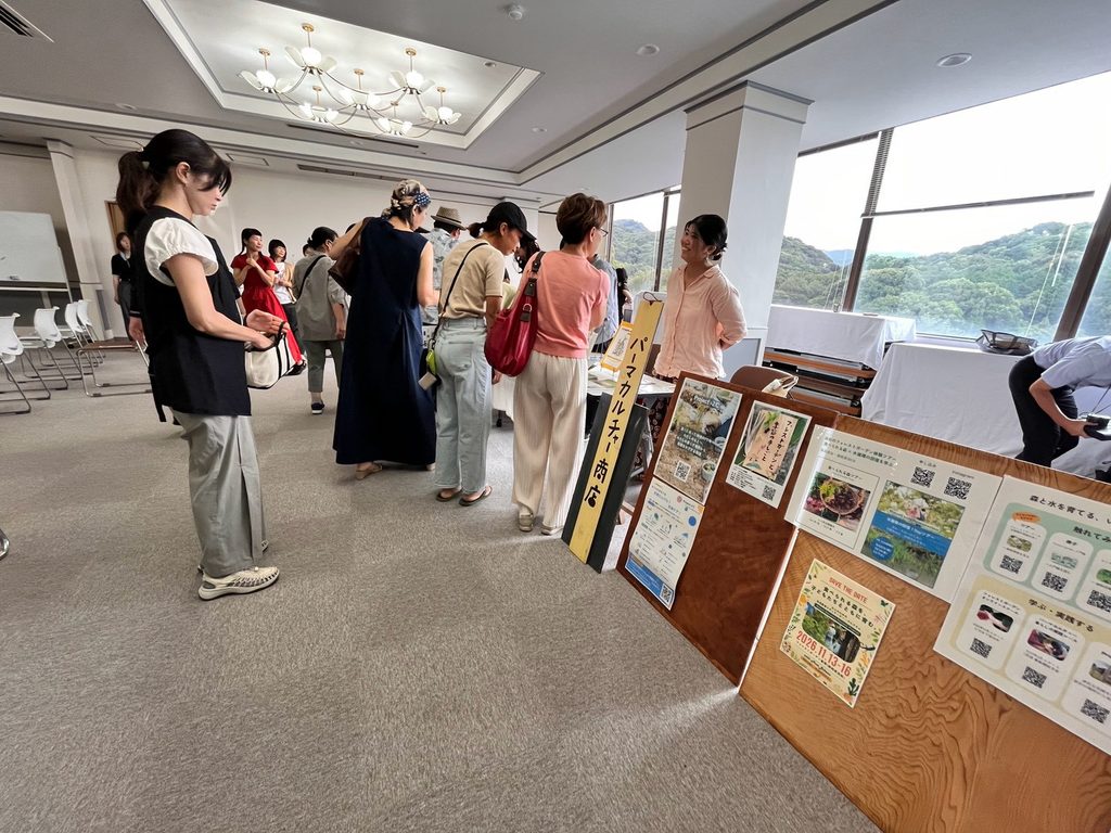 上映会のあと、展示コーナーに集まって語り合う参加者