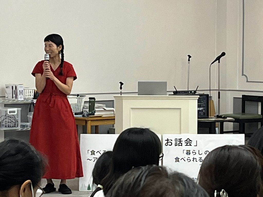 マイクを持ってお話しする川村若菜さん