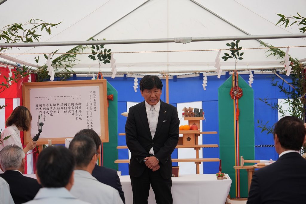 豊川市の分譲地 こくらすはぎのもり 起工式であいさつする社長